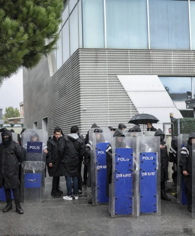 Politie valt Turkse oppositiezender Halk TV binnen, bewindvoerder legt uitzendingen stil