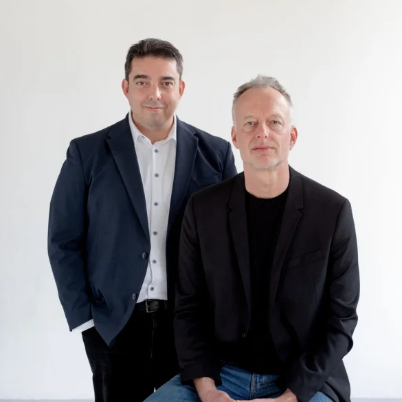 George van Hal en Laurens Verhagen worden bij het schrijven van een boek geconfronteerd met de traagheid van het medium