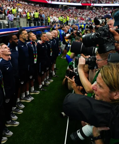 Sportfotografen moeten opschuiven zodat bondscoaches spelers kunnen zien tijdens volkslied