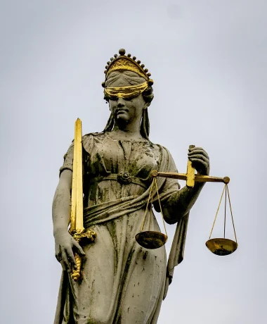 Schadevergoeding voor rechtbanktekenaar Petra Urban na AI-bewerking van tekening door PVV