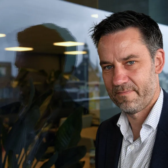 Stijn Bronzwaer over zelfreflectie en de Ali Niknam-biografie: ‘We bevragen elkaar continu, de hele dag door’