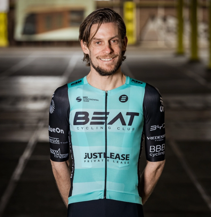 AD-journalist Thijs Zonneveld weer actief als profwielrenner: ‘Met mijn poten de klei in’