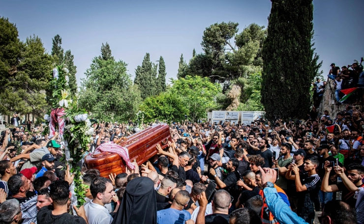 Israël onderzoekt politiegeweld bij rouwstoet van doodgeschoten journalist Abu Akleh