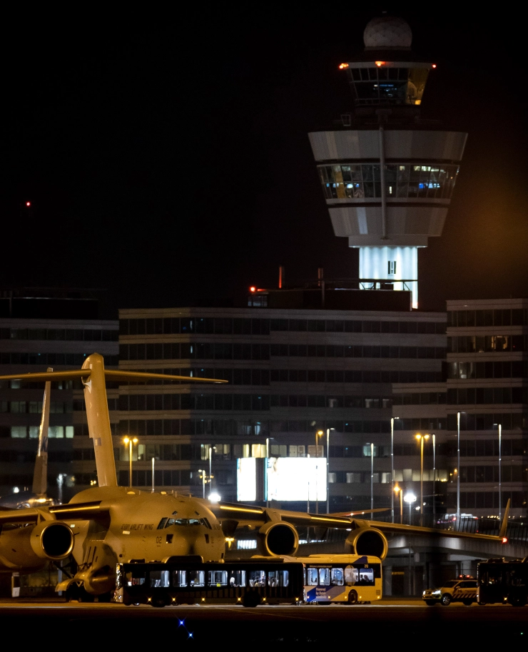 Afghanistan: huiszoekingen bij journalisten nemen toe; Nederland belooft ook fixers te evacueren