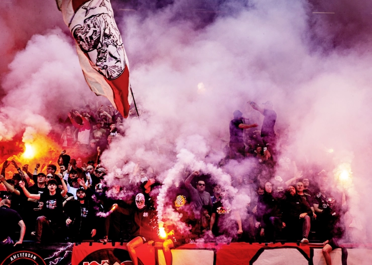 Fotograaf Pim Ras over de fakkels op het veld tijdens Ajax - Feyenoord