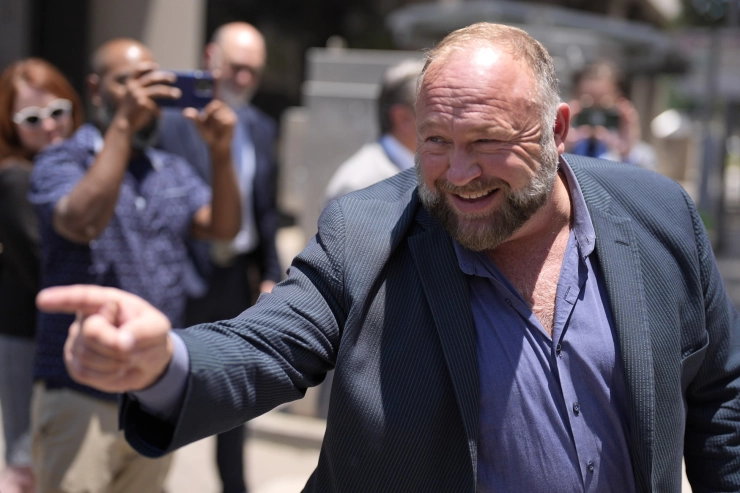 Bijna alle bezittingen van complotdenker en mediapersoonlijkheid Alex Jones gaan onder de hamer