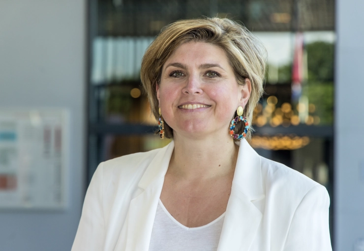 Columns van Angela de Jong gebundeld in boek ‘Angela kijkt tv’