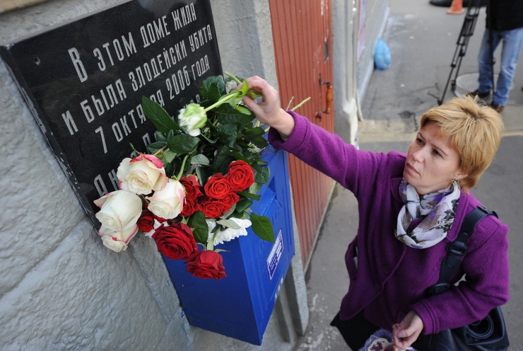 Moskou: gedenkplaat vermoorde journalist Anna Politkovskaja kapotgeslagen