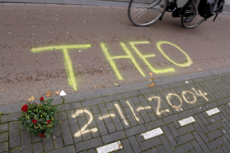Interviewer, presentator en filmmaker Theo van Gogh op 2 november herdacht op Leidseplein in Amsterdam
