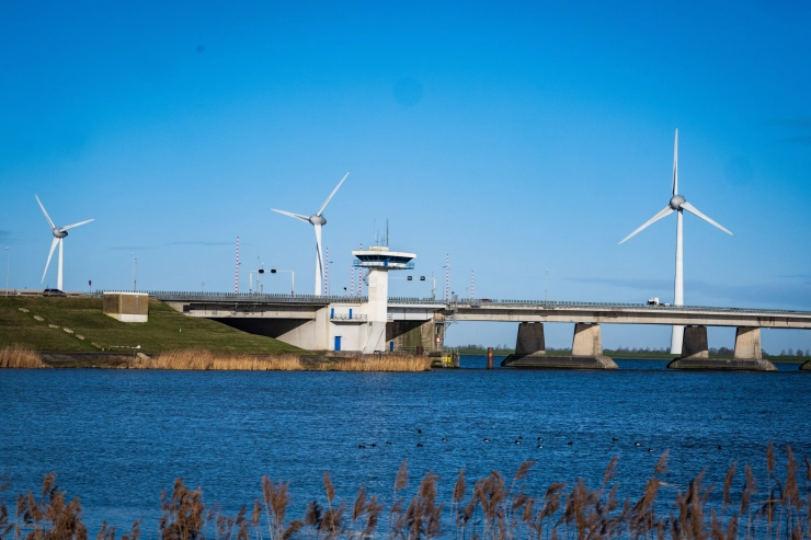 Persfotograaf steekt snelweg over om foto te maken en ontvangt geldboete: kantonrechter vernietigt boete