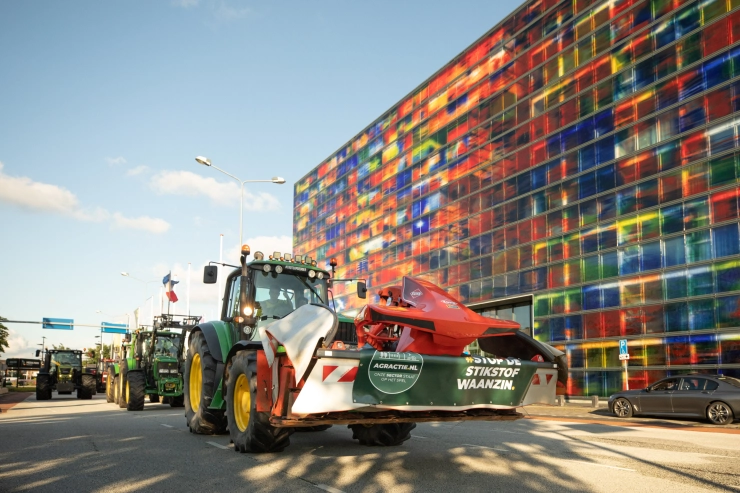 Verschillende ingangen van Mediapark in Hilversum geblokkeerd door boeren