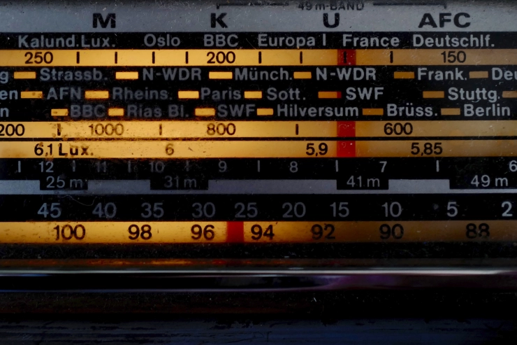 Radiofrequenties voor vijf bedrijven, ze betalen 152,8 miljoen. BNR houdt frequentie