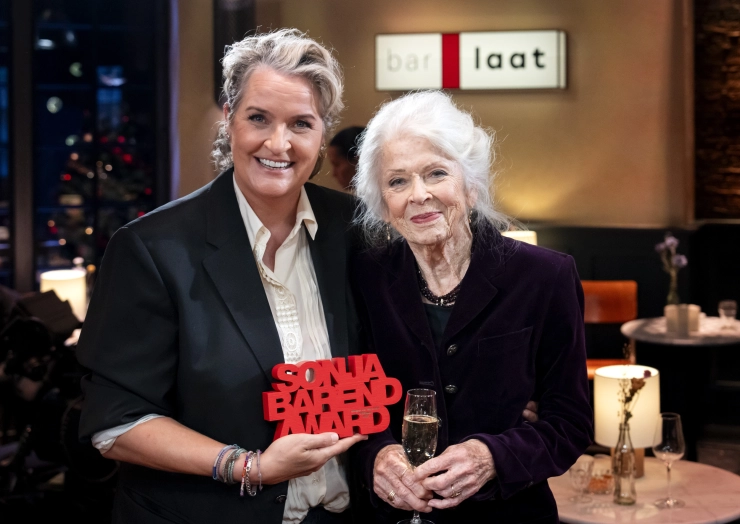 Margriet van der Linden wint Sonja Barend Award voor interview in Zomergasten