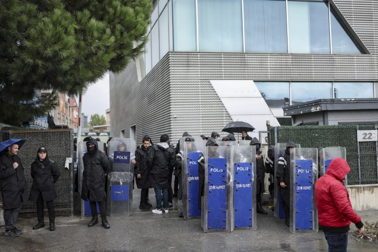Politie valt Turkse oppositiezender Halk TV binnen, bewindvoerder legt uitzendingen stil