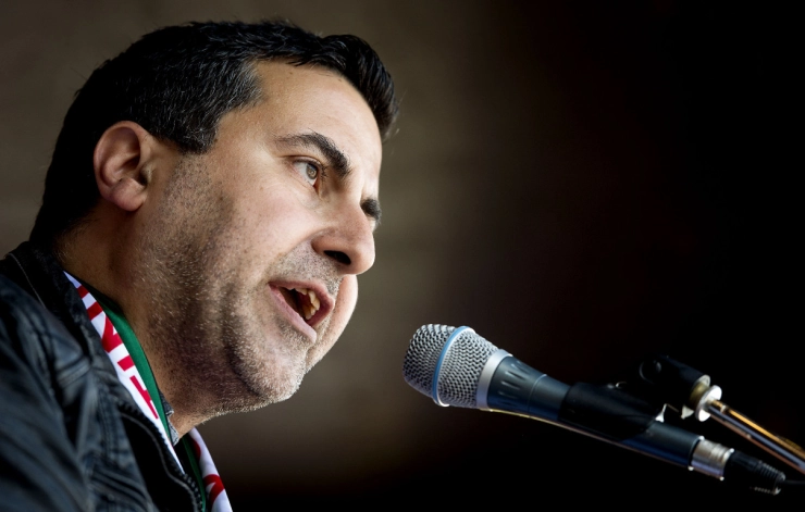 NRC weert cartoon Oppenheimer uit de krant