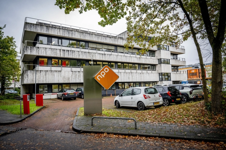 Salarissen bestuurders publieke omroepen gespaard in bezuinigingen