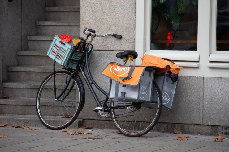 Uitgeverijen hekelen monopolie en stijging tarieven PostNL