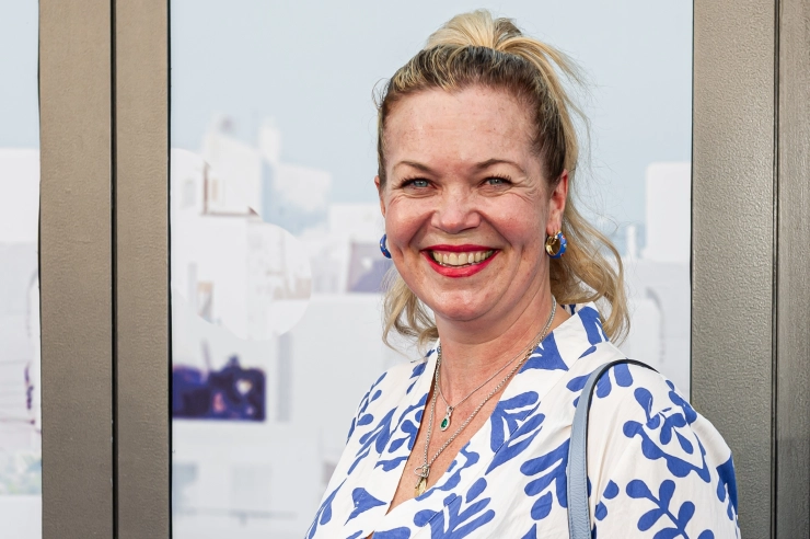 OSM: Roos Schlikker zit met een hongerige gast aan tafel en Lia van Bekhoven geniet van haar ‘intrigerende’ hotelkameruitzicht