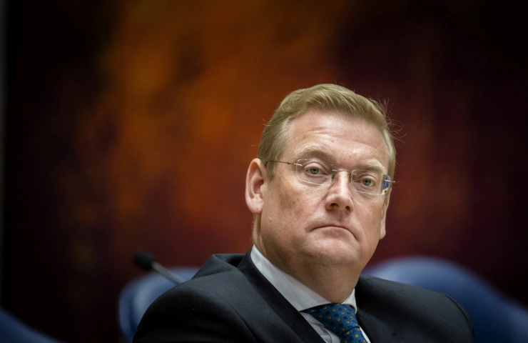 Van der Steur biedt excuses aan