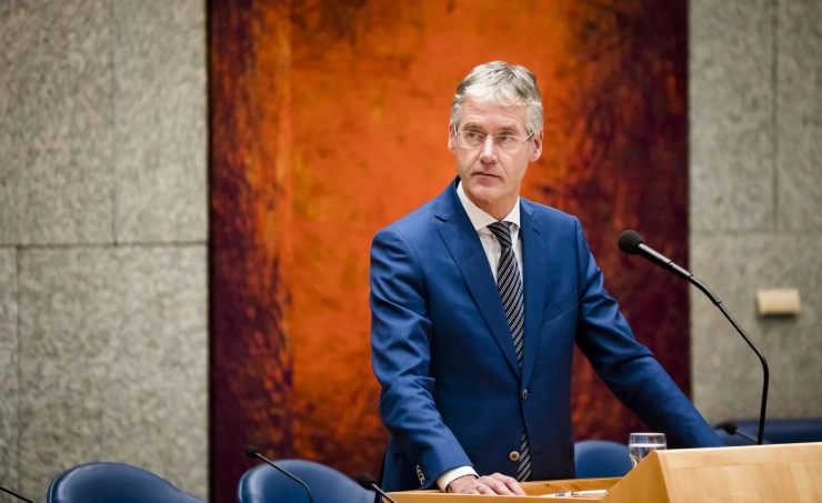 Slob: nog geen reden voor paniek om bezuinigingen bij NPO