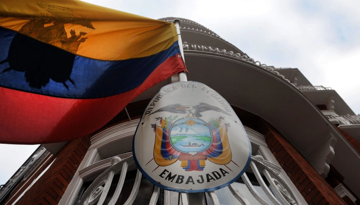 Permanente bewaking Assange opgeheven