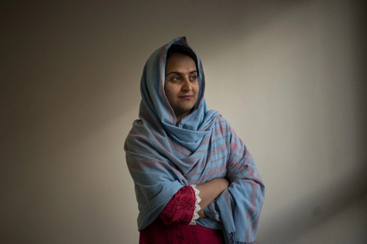 Afghaanse presentatrices verzetten zich tegen kledingvoorschriften van de Taliban