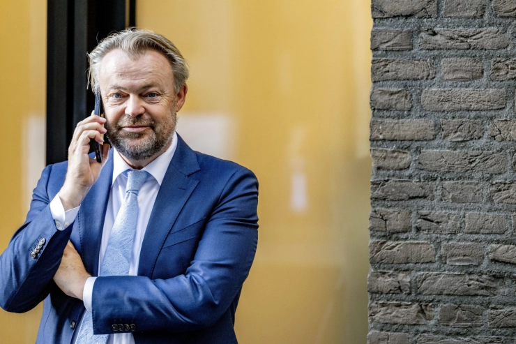 Presentatrices beschuldigen WNL-baas Bert Huisjes van wangedrag