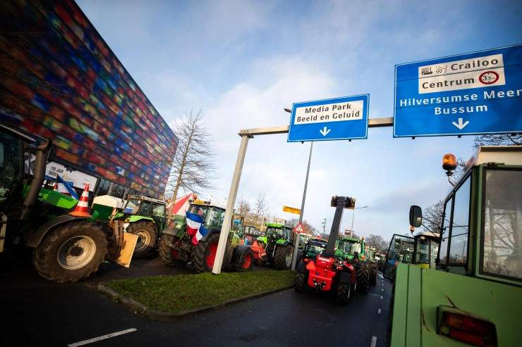 Boeren staan met trekkers bij studio Zomergasten