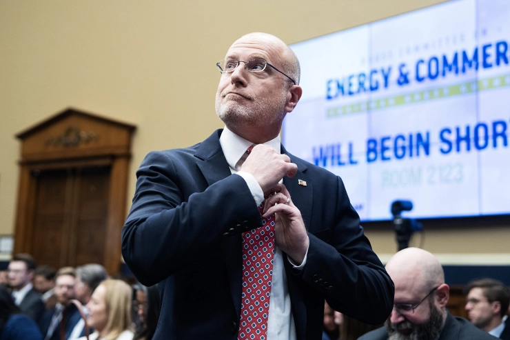 FCC-baas Carr waarschuwt zenders: volg Trump-lijn of verlies je licenties