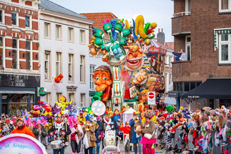 Villamedia gidst: Over stress als plaag (of modewoord) en carnaval in de straat en op tv
