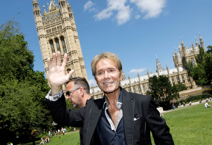 BBC betaalt 2 miljoen pond aan Cliff Richard na reportage huiszoeking