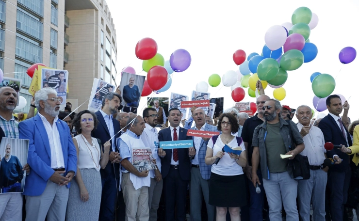Rechtszaak tegen Cumhuriyet-medewerkers van start