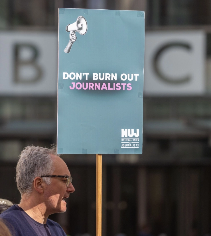 Nieuwe BBC-baas begint eerste werkdag met staking onder eigen personeel