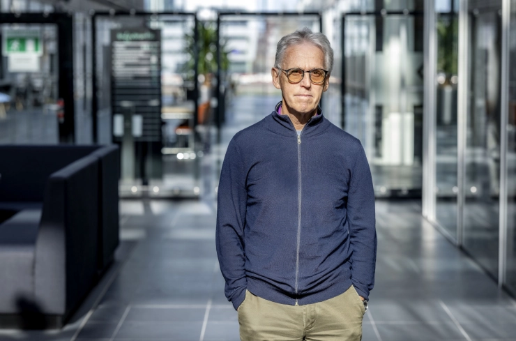 Parool bundelt colums Derk Sauer in boek