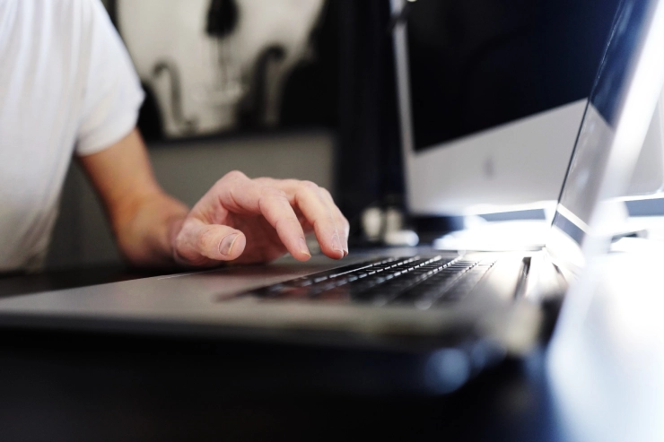 Wie persoonlijke gegevens verspreidt om iemand te intimideren, kan waarschijnlijk vanaf 2024 bestraft worden