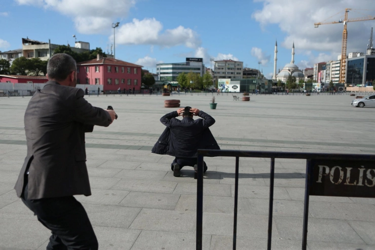 Beschieting bij rechtszaak tegen Turkse journalisten