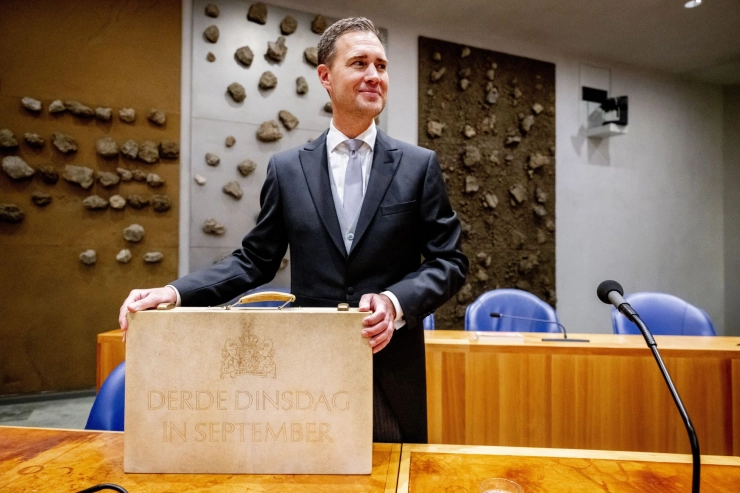 Bezuiniging op landelijke publieke omroep deels teruggedraaid met 45 miljoen euro per jaar
