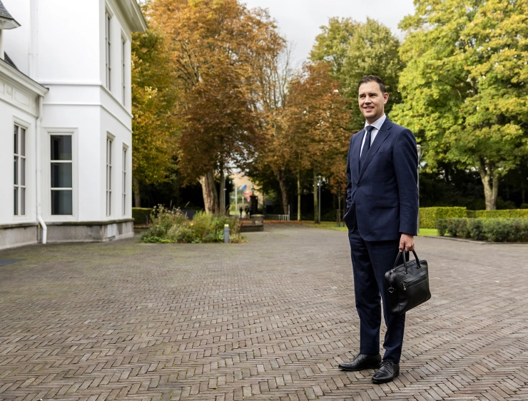 Minister van Financiën Heinen heeft geen tijd: gefrustreerde Kamer stelt deel belastingdebat uit