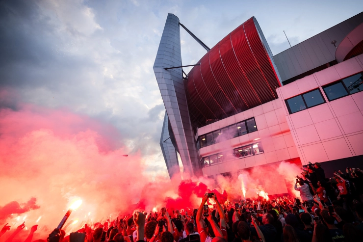 Media: ‘Foto- en videografen aangevallen bij Philips Stadion, politie kan nog niet bevestigen’