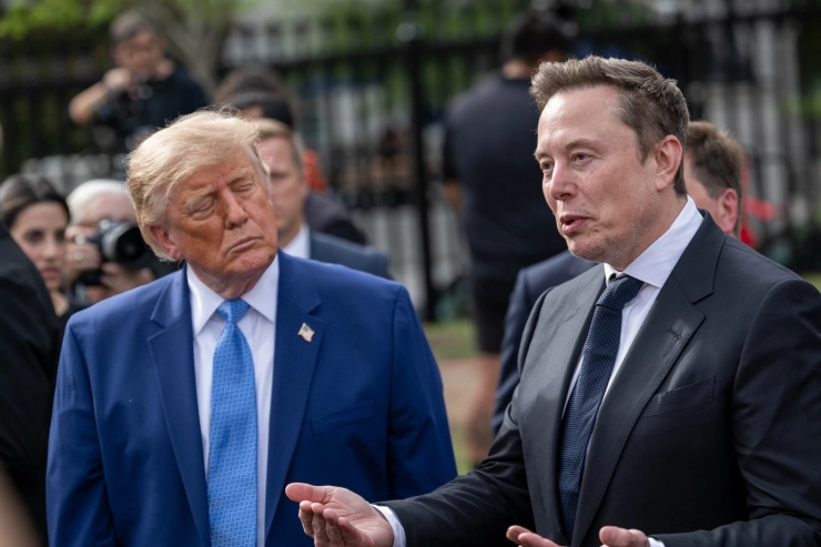 ‘Musk bemoeit zich actief met oorlog in Oekraïne en benaderde Trump met voorstel om satellietinternet te beperken’