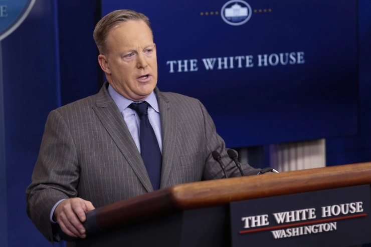 Trump ruziet vrolijk door met de pers