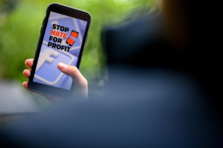 Amerikaanse beroemdheden boycotten Facebook om nepnieuws