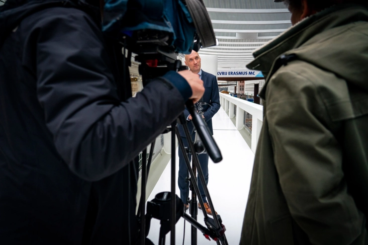 Overvoerd Erasmus MC voert nieuw persbeleid in; alleen NOS maakt beelden