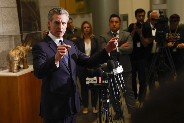 Gouverneur Californië eist 787 miljoen van Fox News wegens smaad