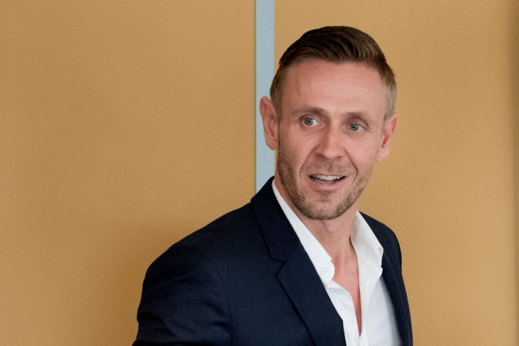 Gijs van Dam klaagt Jelle Brandt Corstius opnieuw aan