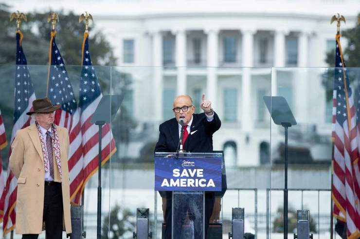 YouTube verwijdert video’s van Giuliani en geeft laatste waarschuwing