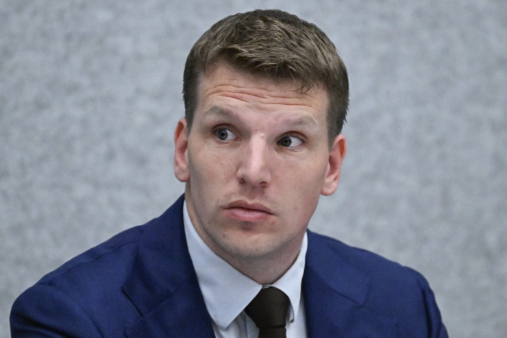 Kabinet wil NPO meer reclame laten uitzenden om bezuinigingen