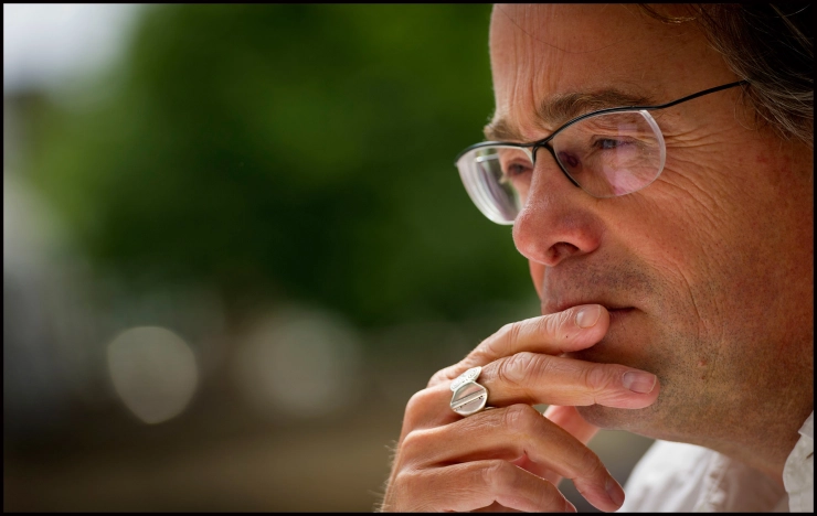 Laroes bepleit tweede, compacte en digitaal vaardige publieke omroep