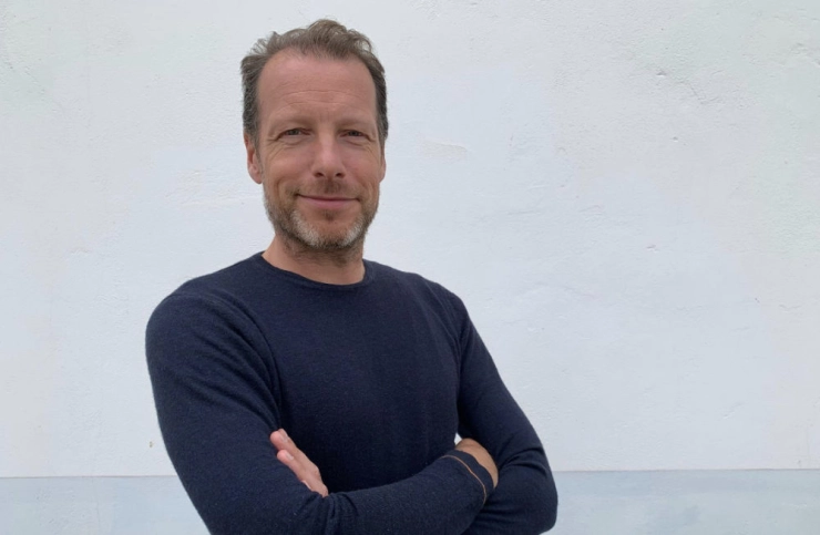 Herman van der Zandt ‘swipet’ zichzelf weg tijdens laatste uitzending bij NOS