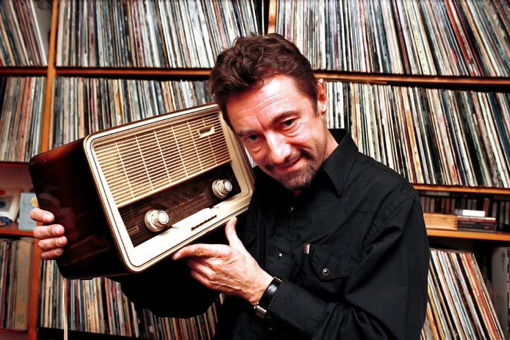 KRO-dj en muziekjournalist Hubert van Hoof overleden